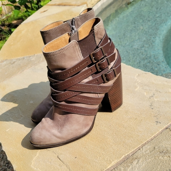 Sofft ARMINDA BOOTIE  Strappy Ankle Bootie  Leather Block heel  9M - Picture 9 of 11